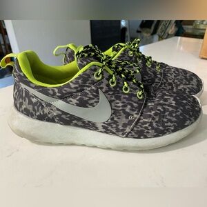 Nike Women's Roshe Run Print Gray Running Shoe Size 7